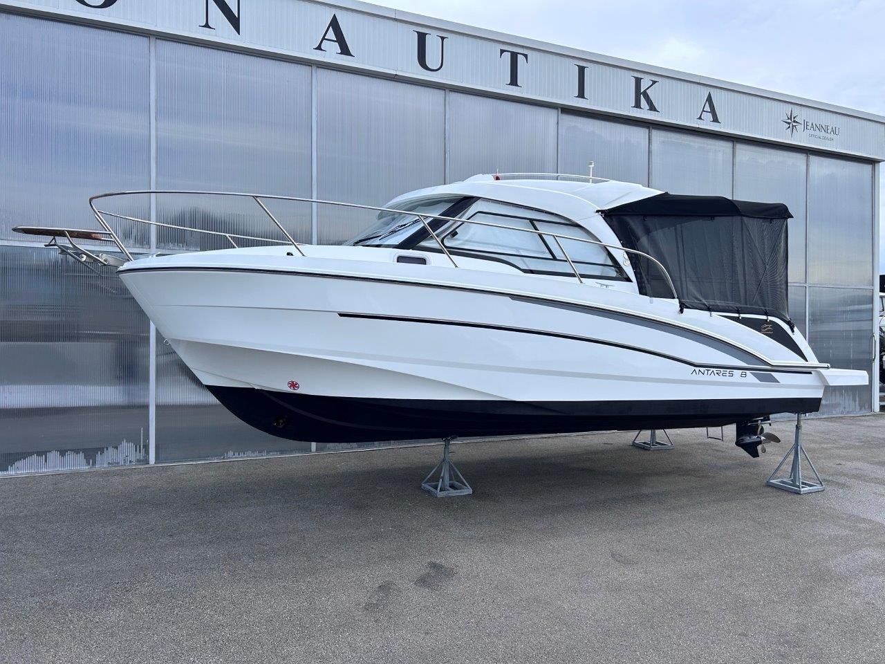Beneteau Antares 8 OB - 2019