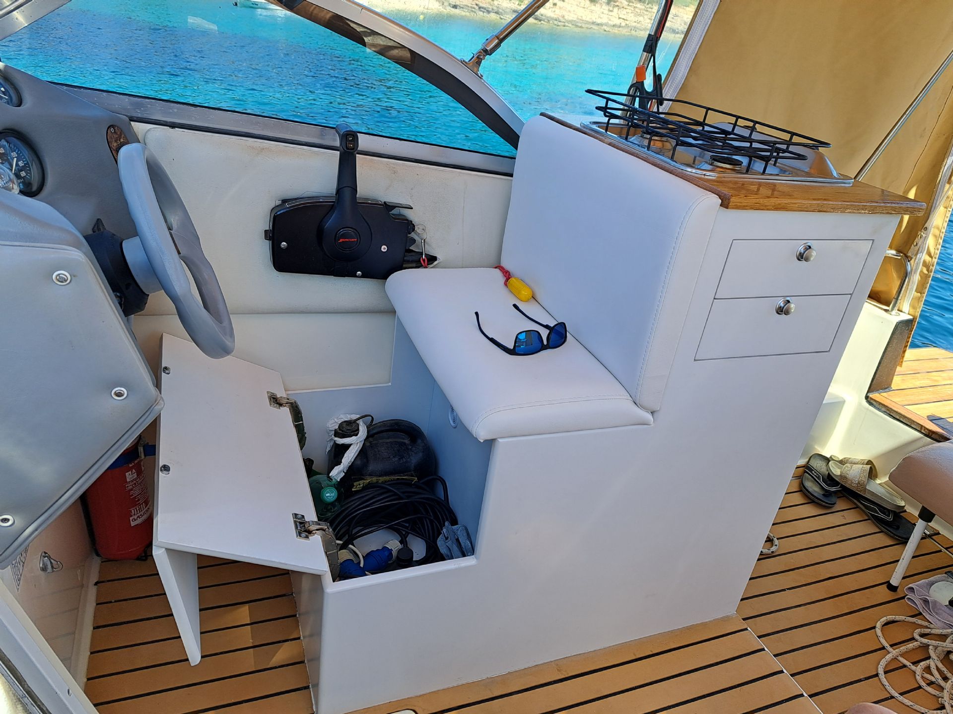 Aquatron Maxim 2165 AFT Cabin - 1999