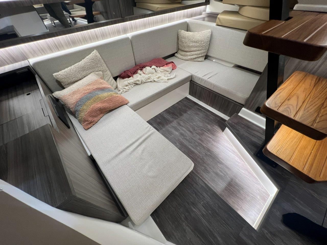 Sea Ray 370 Sundancer - HITRA DOBAVA - 2025