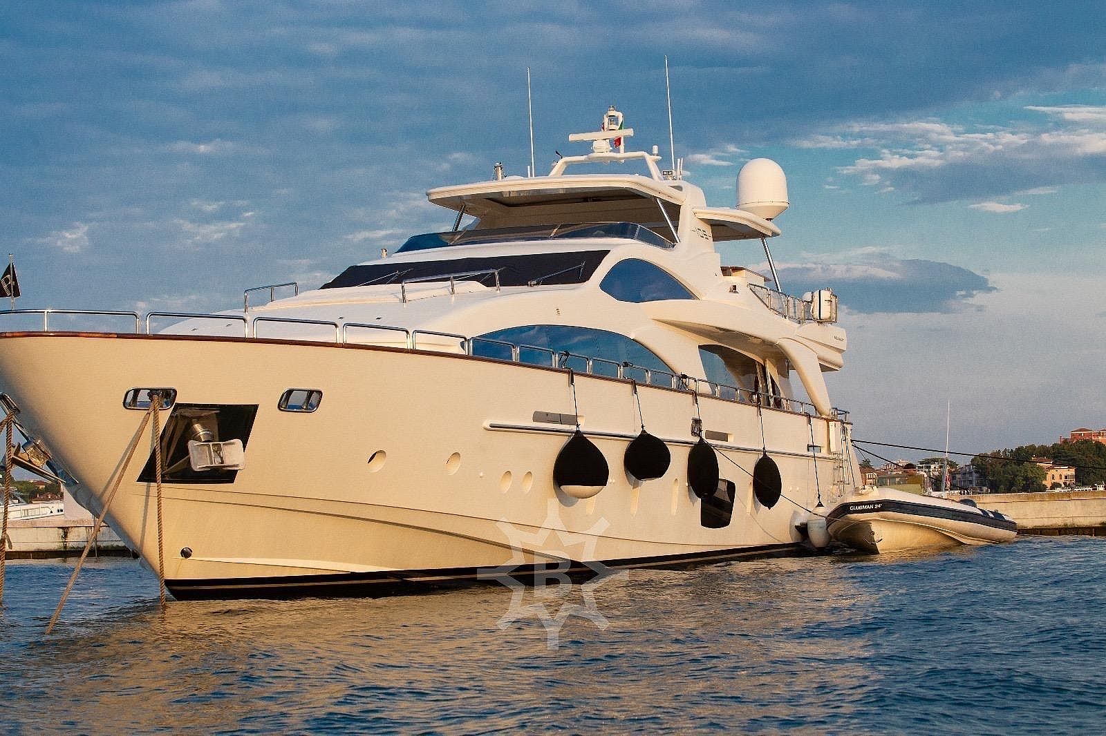 Azimut 105 - 2008 - for sale: 2490000.-EUR