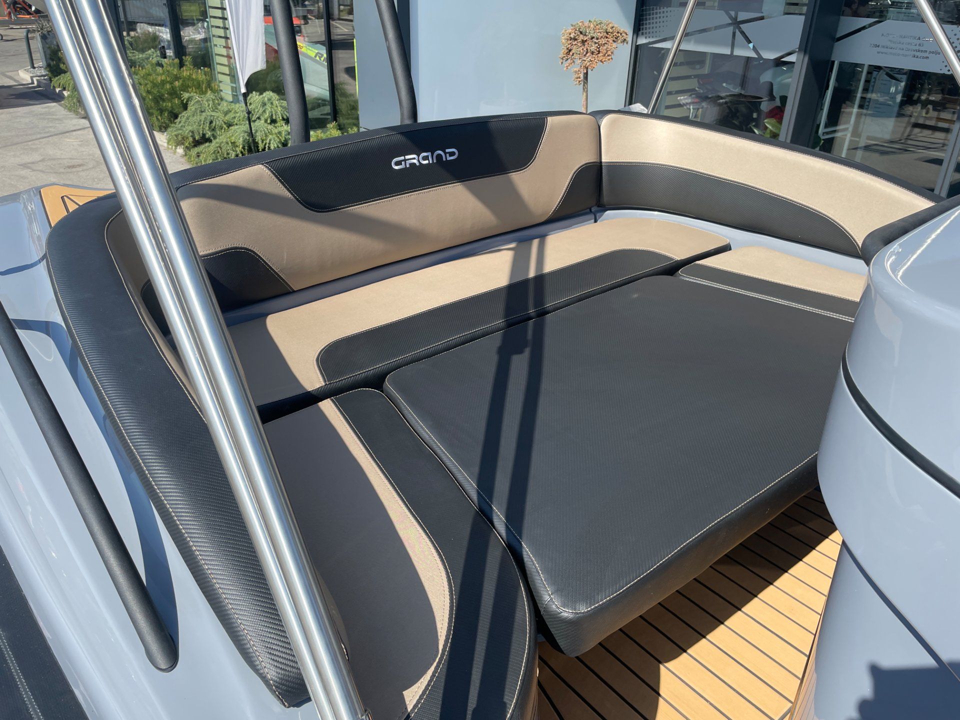Grand Boats G850HGLF Black Inox Carbon - NA ZALOGI - 2026