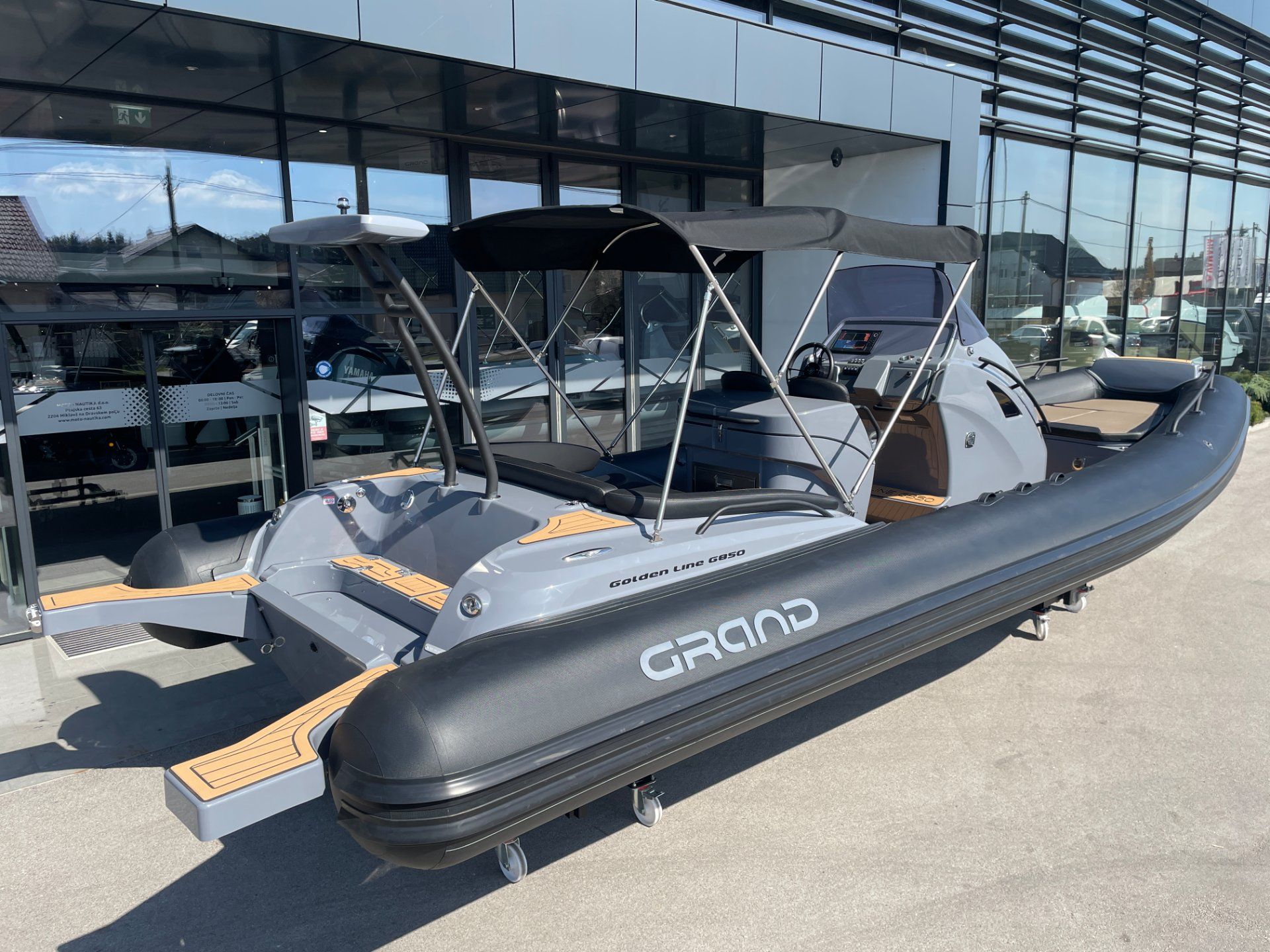 Grand Boats G850HGLF Black Inox Carbon - NA ZALOGI - 2026